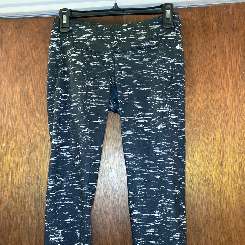 Women’s Medium Rise Marbled Capri leggings